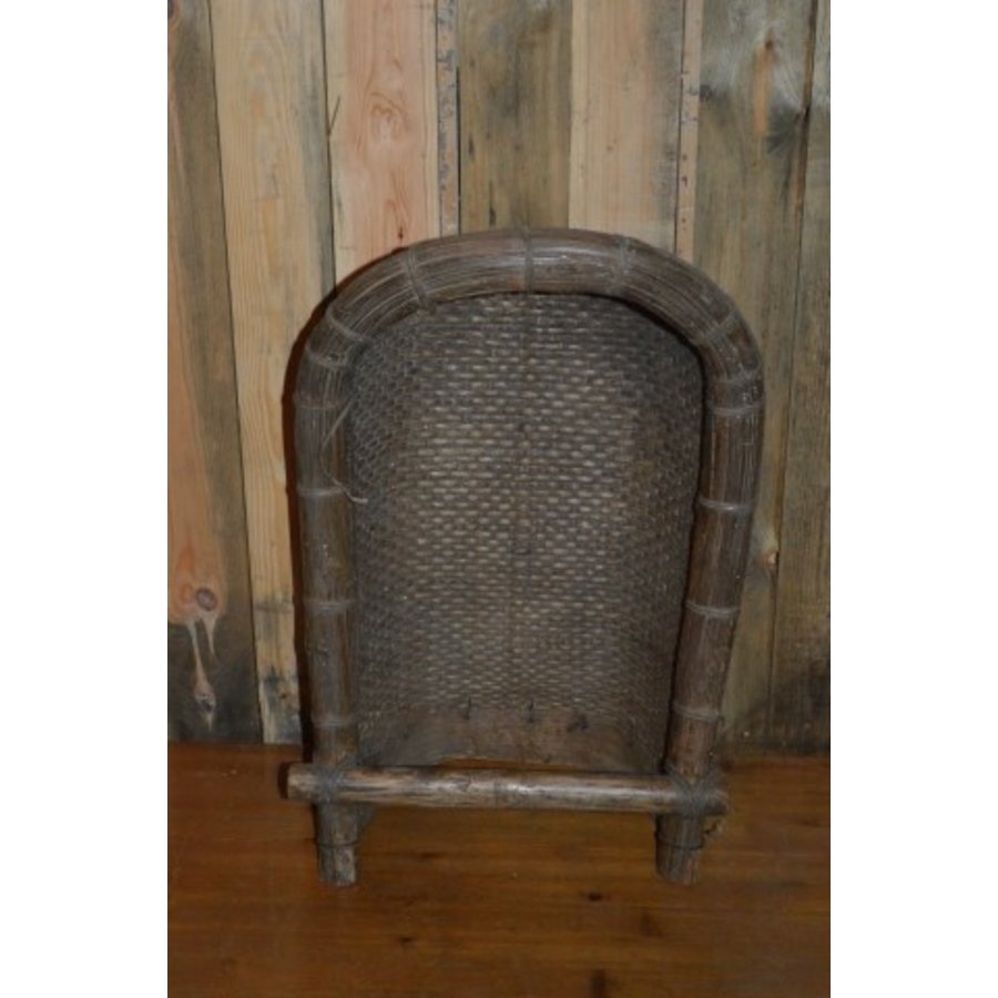 Authentieke retro oosterse rijstmand van bamboe en pitriet-4