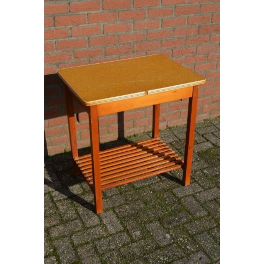 Tweedehands retro bijzettafeltje met houten onderstel en kunststof rand-1