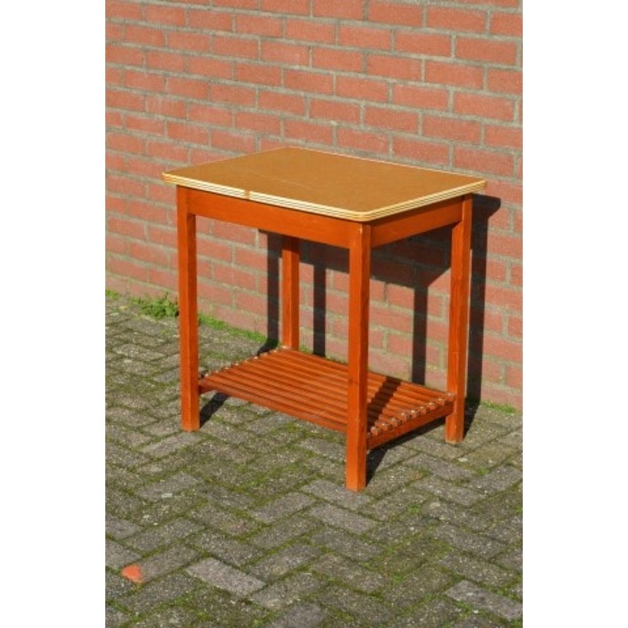 Tweedehands retro bijzettafeltje met houten onderstel en kunststof rand-2