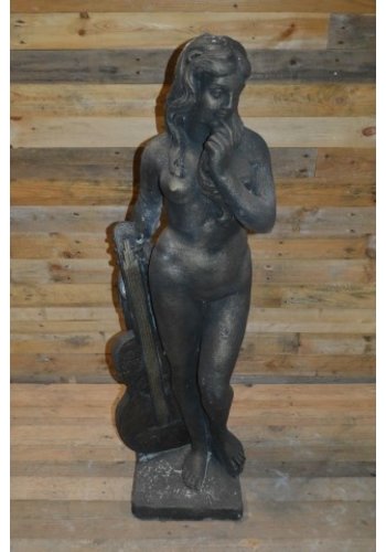 Betonnen beeld verlegen vrouw met gitaar 