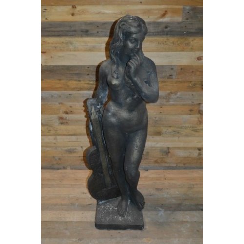 Betonnen beeld verlegen vrouw met gitaar 