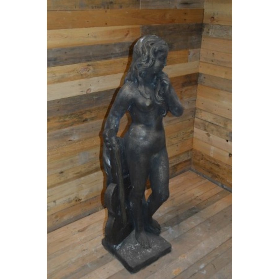 Betonnen tuinbeeld van een verlegen jonge vrouw met gitaar-2