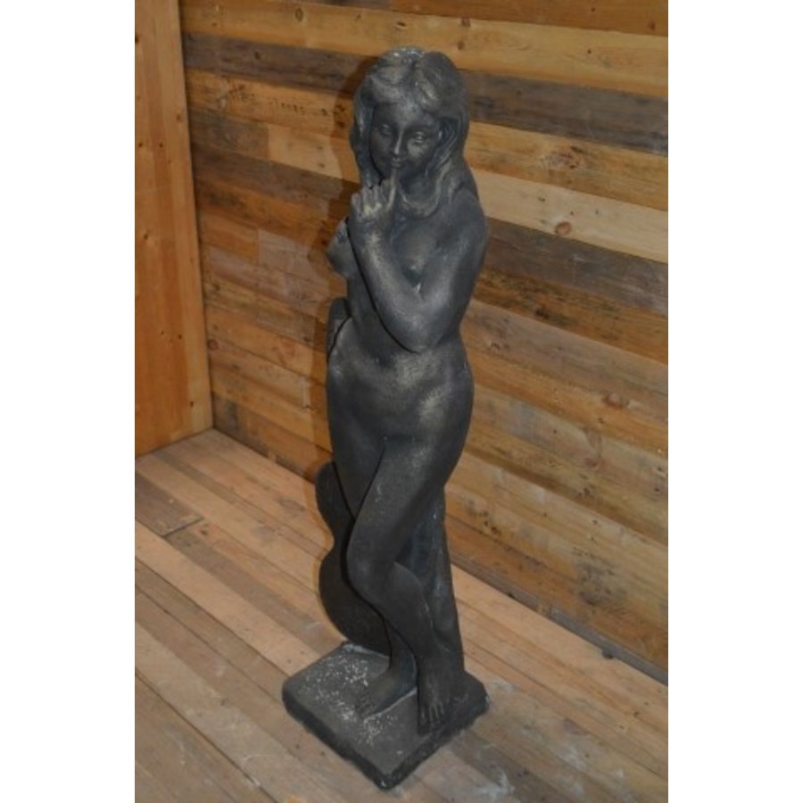 Verlegen naakte vrouw met een gitaar betonnen tuinbeeld-3