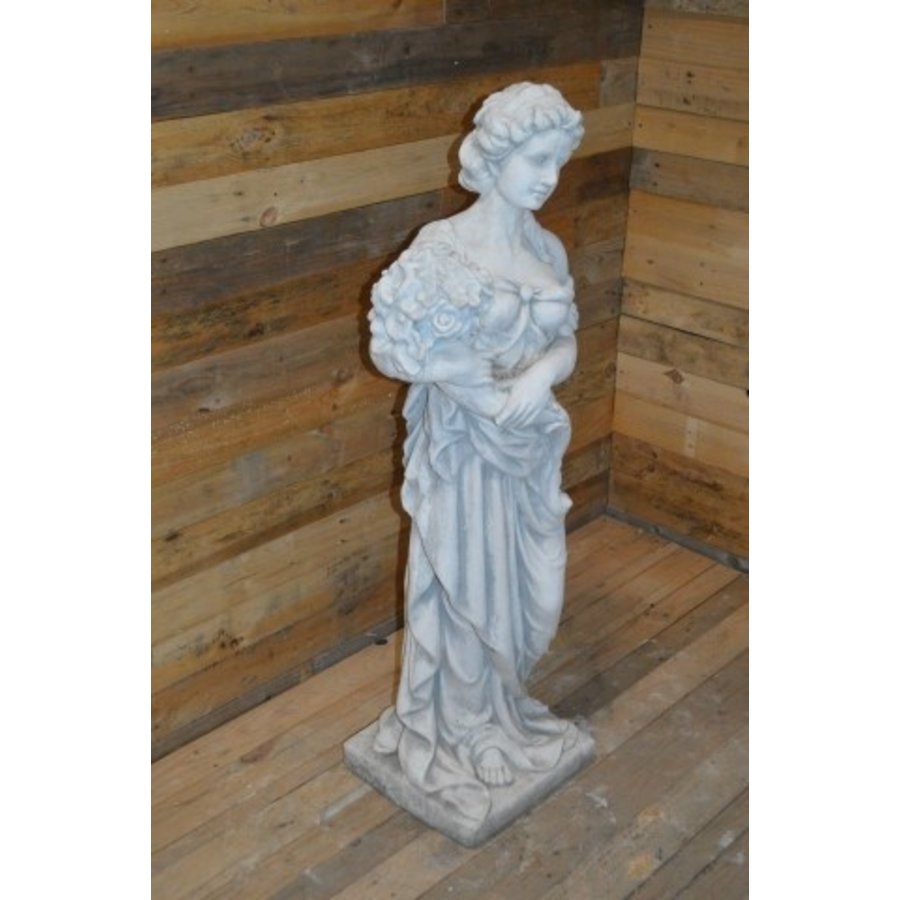 Betonnen tuinbeeld van een Griekse of Romeinse vrouw met bloemen-2