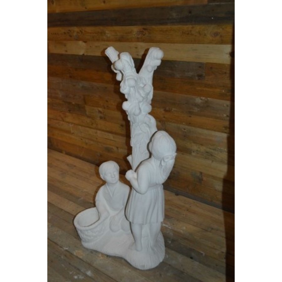 Spelende kinderen onder appelboom – betonnen tuinbeeld-3