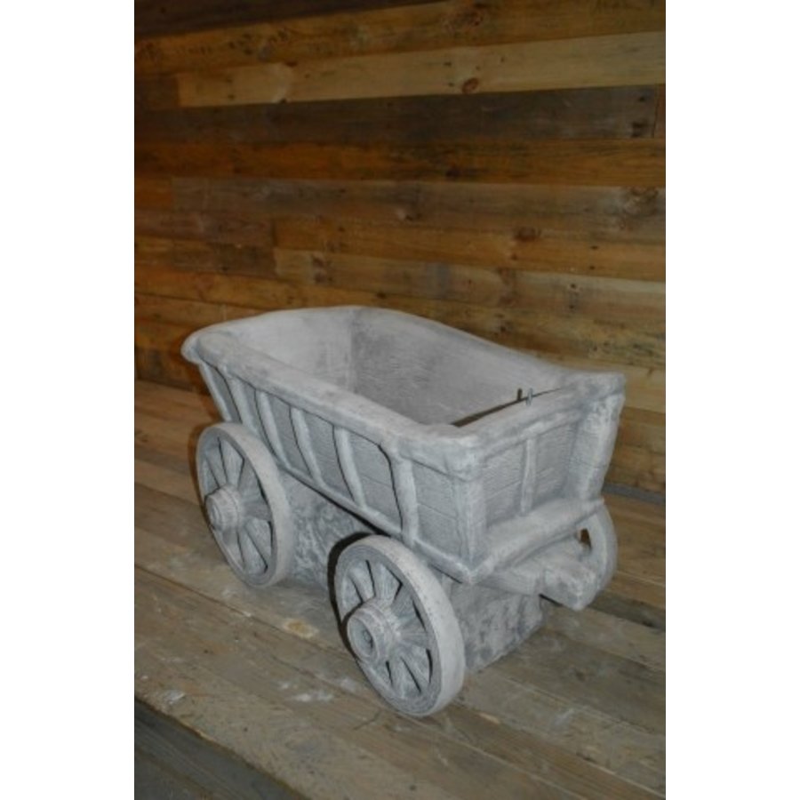 Landelijke betonnen bloembak als boeren transportwagen met hooikar-1
