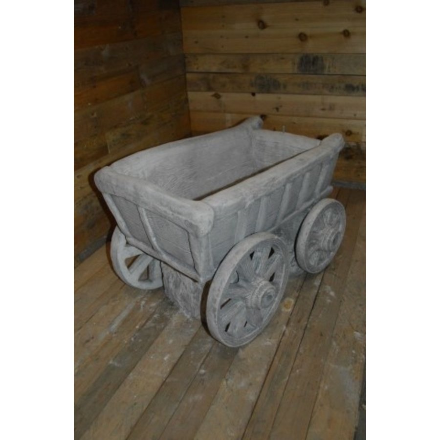 Landelijke betonnen bloembak als boeren transportwagen met hooikar-2