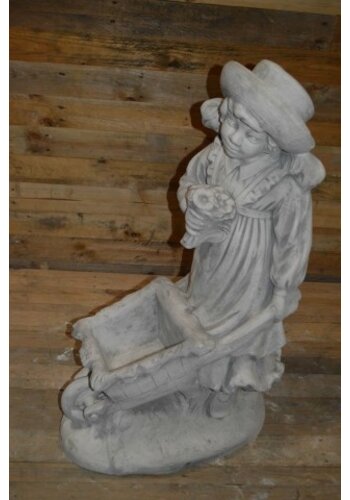 Betonnen beeld meisje met kruiwagen 