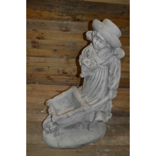 Betonnen beeld meisje met kruiwagen 