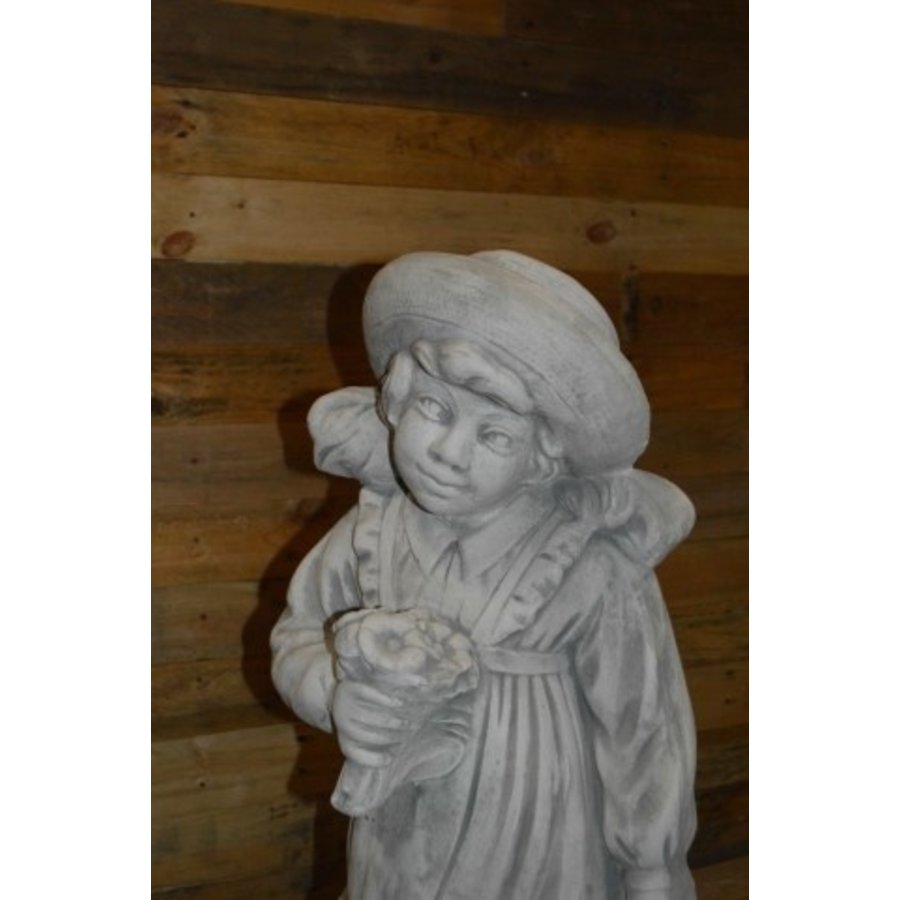 Betonnen beeld meisje met kruiwagen als plantenbak-3