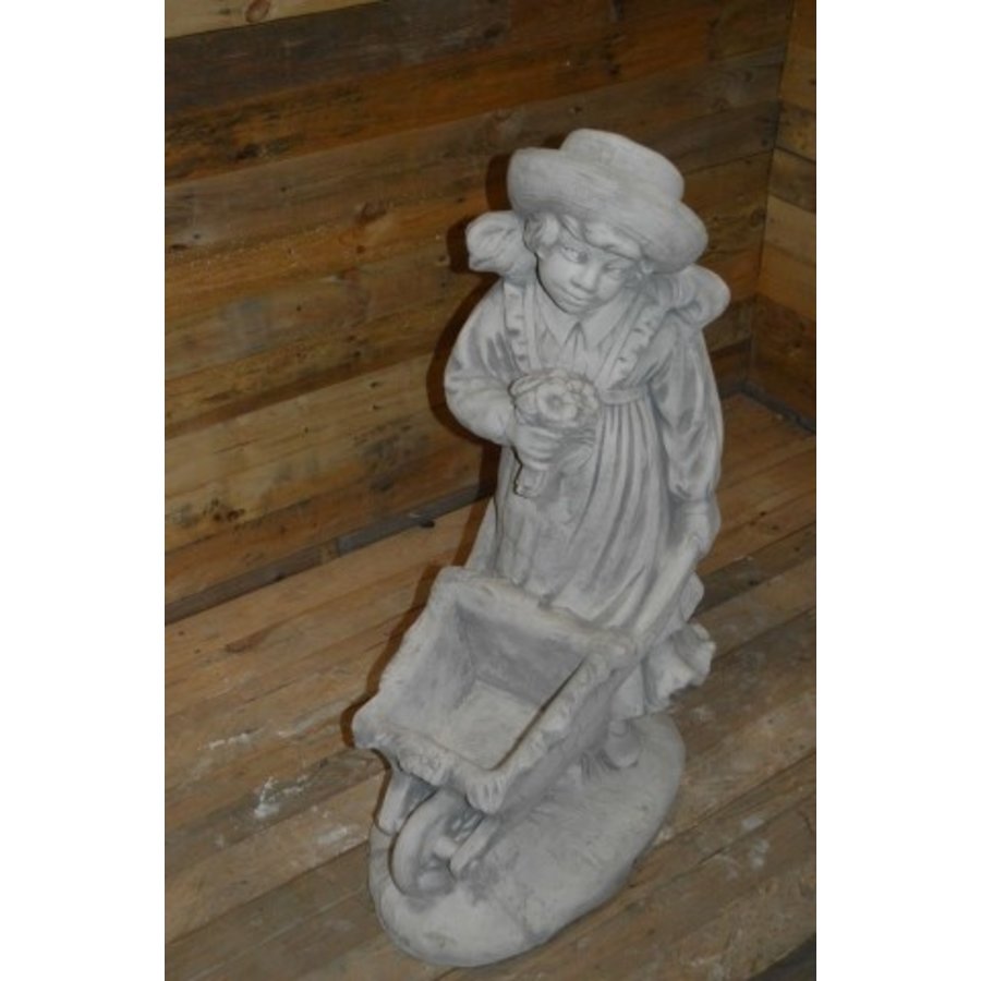 Meisje met kruiwagen  als plantenbak betonnen beeld-4