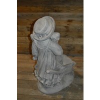 thumb-Betonnen beeld meisje met kruiwagen als plantenbak-6