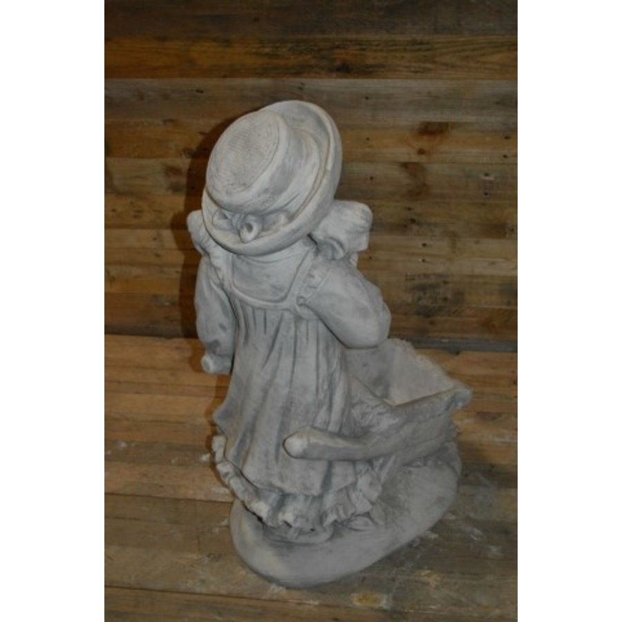 Betonnen beeld meisje met kruiwagen als plantenbak-6