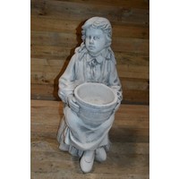 thumb-Betonnen tuinbeeld van meisje met vlechten en emmer op boomstronk-2