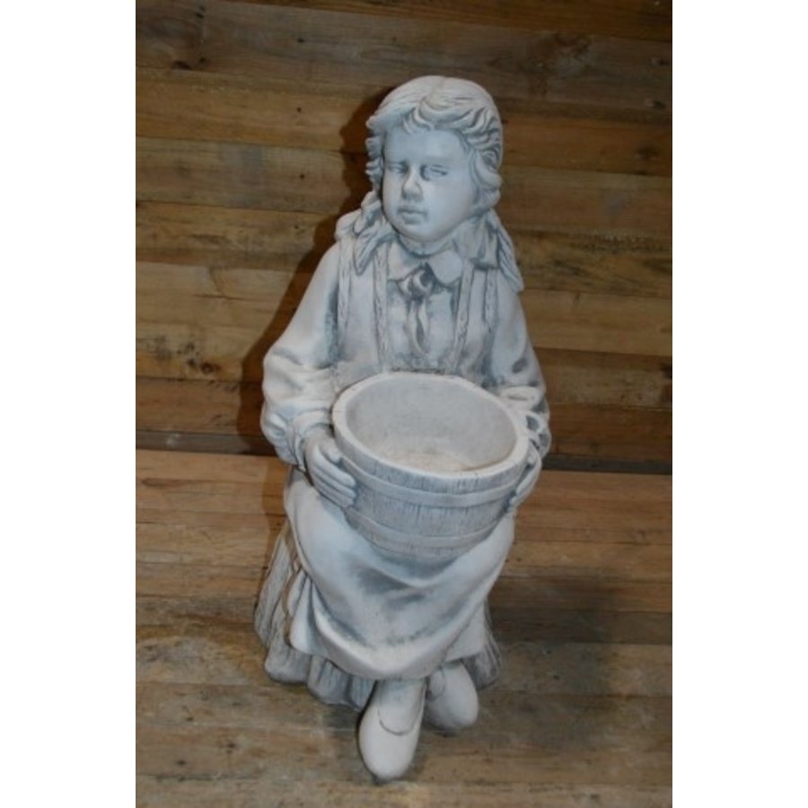 Betonnen beeld meisje met vlechten en emmer als plantenbak-2