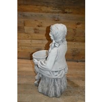 thumb-Betonnen tuinbeeld van meisje met vlechten en emmer op boomstronk-3