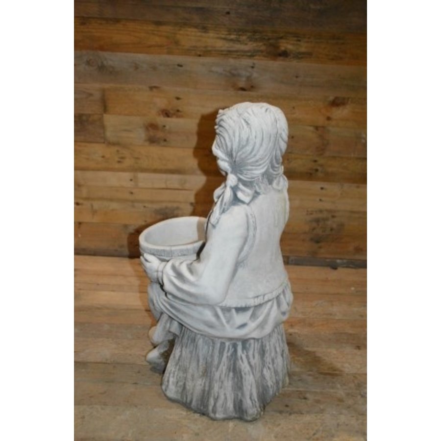 Betonnen tuinbeeld van meisje met vlechten en emmer op boomstronk-3