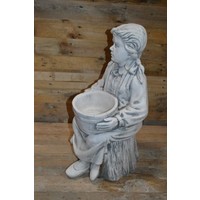thumb-Betonnen tuinbeeld van meisje met vlechten en emmer op boomstronk-4