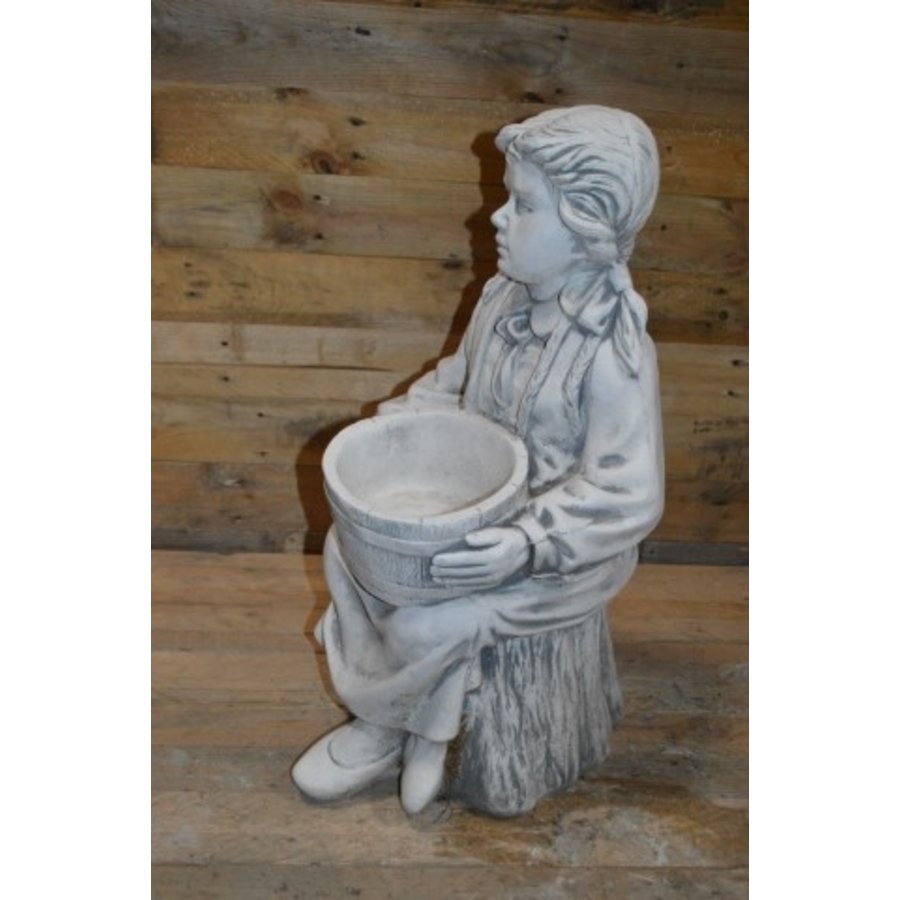 Betonnen beeld meisje met vlechten en emmer als plantenbak-4