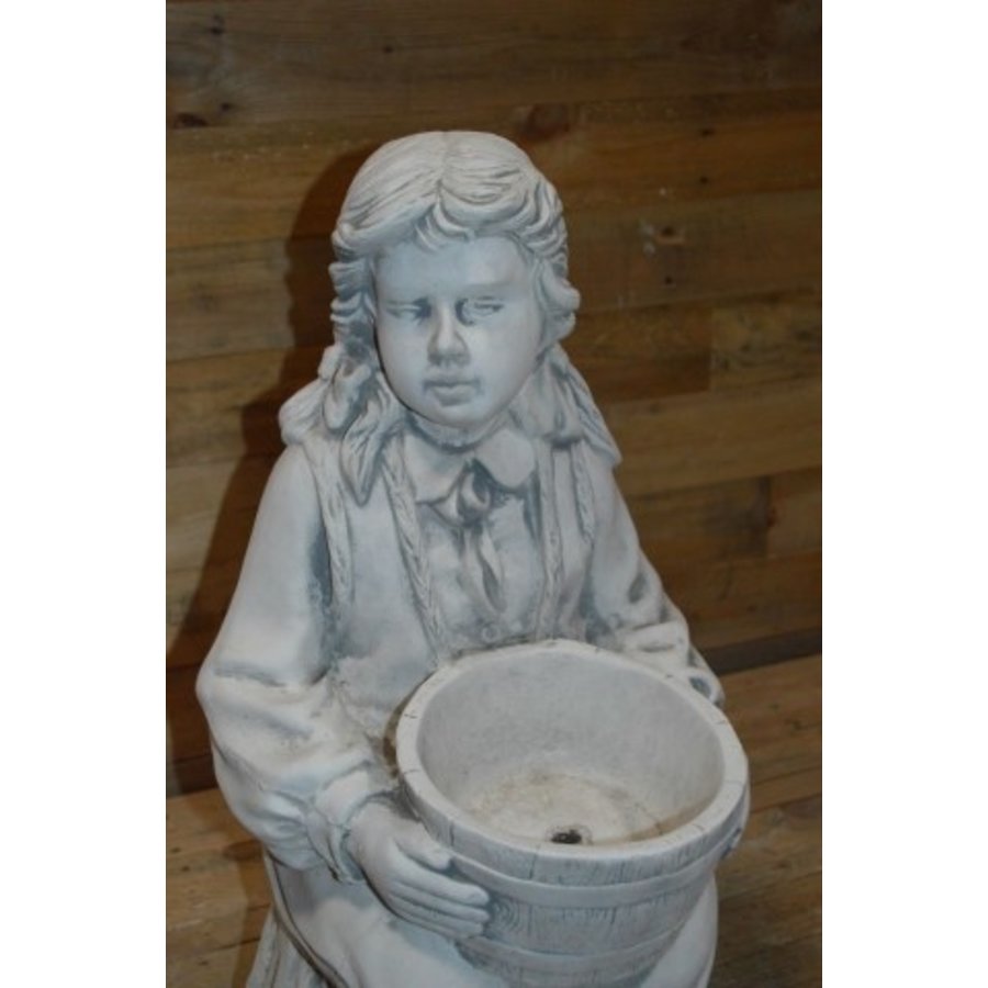 Betonnen beeld meisje met vlechten en emmer als plantenbak-5