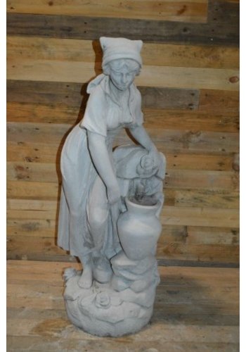 Betonnen beeld vrouw met waterkruik 