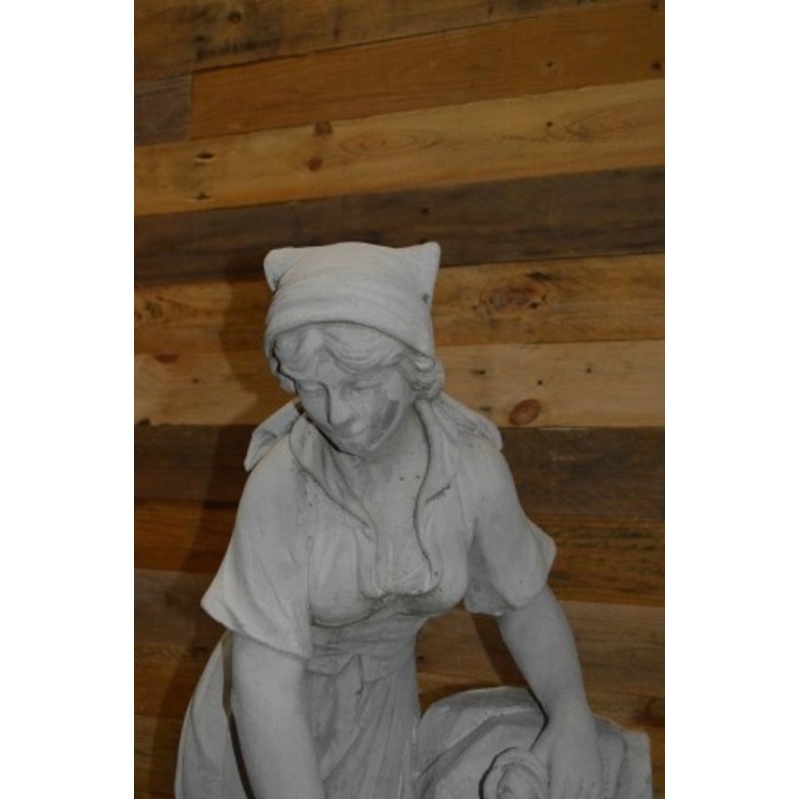 Betonnen beeld vrouw met waterkruik in klassieke stijl-2