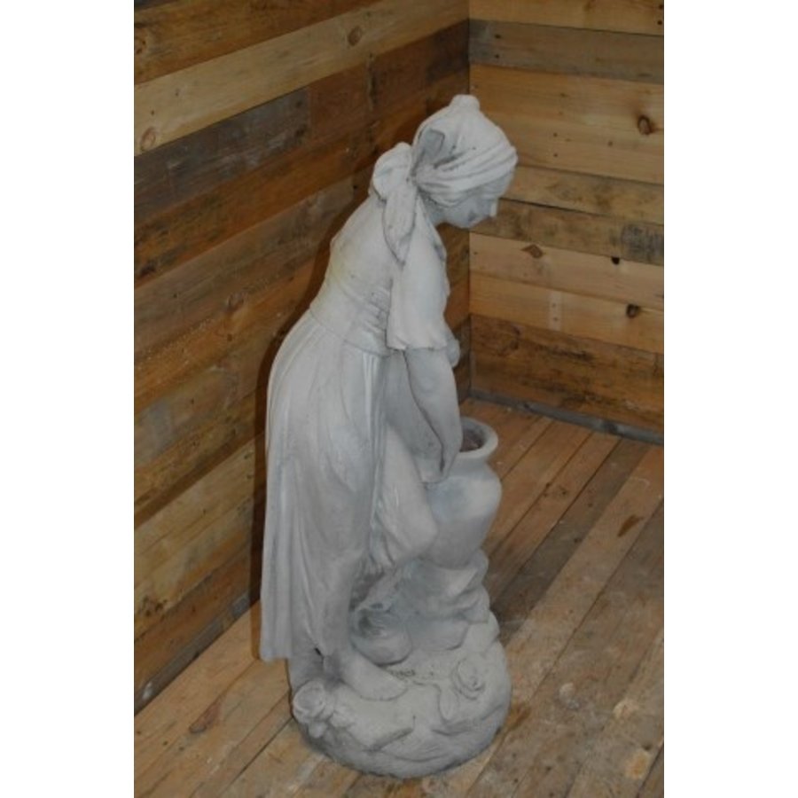 Betonnen beeld van vrouw met kruik bij waterbron – sierlijk tuinbeeld-3