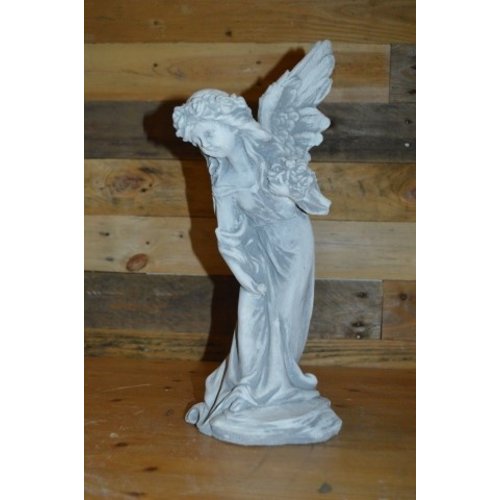 Betonnen beeld elfje met bloemen 