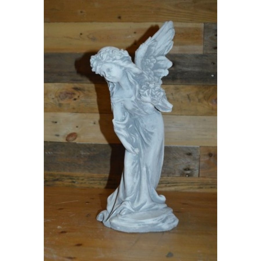 Betonnen beeld elfje met bloemen en vleugels-1