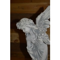 thumb-Betonnen tuinbeeld van elfje met bloemen en diadeem – sierlijk fantasiebeeld-2