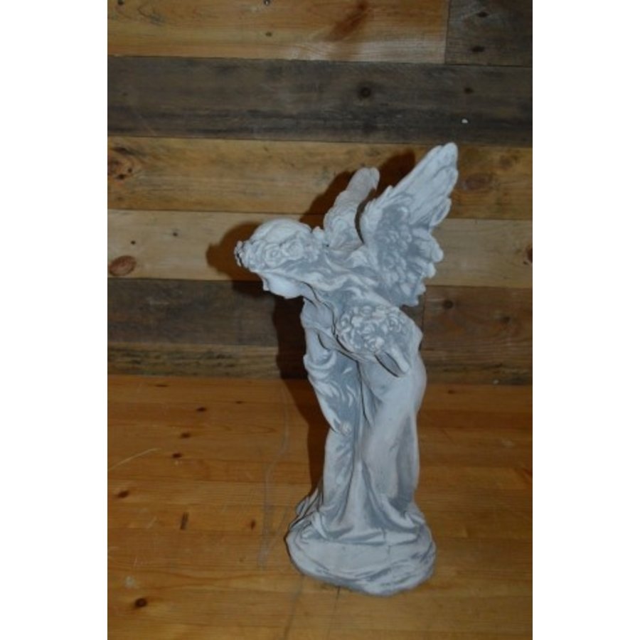 Betonnen beeld elfje met bloemen en vleugels-5