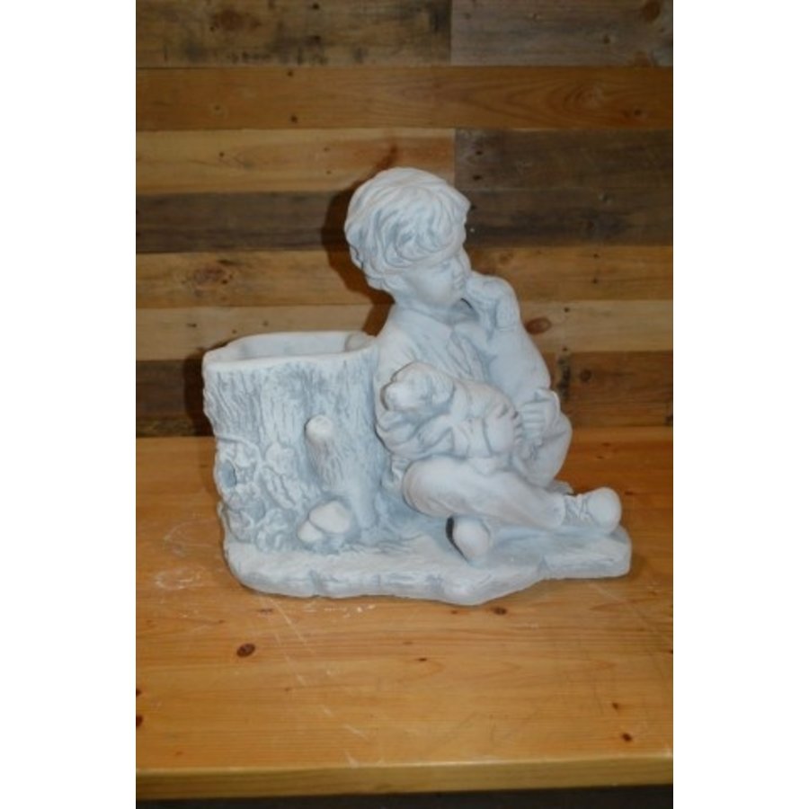 Betonnen beeld jongen met twee honden en plantenbak-2