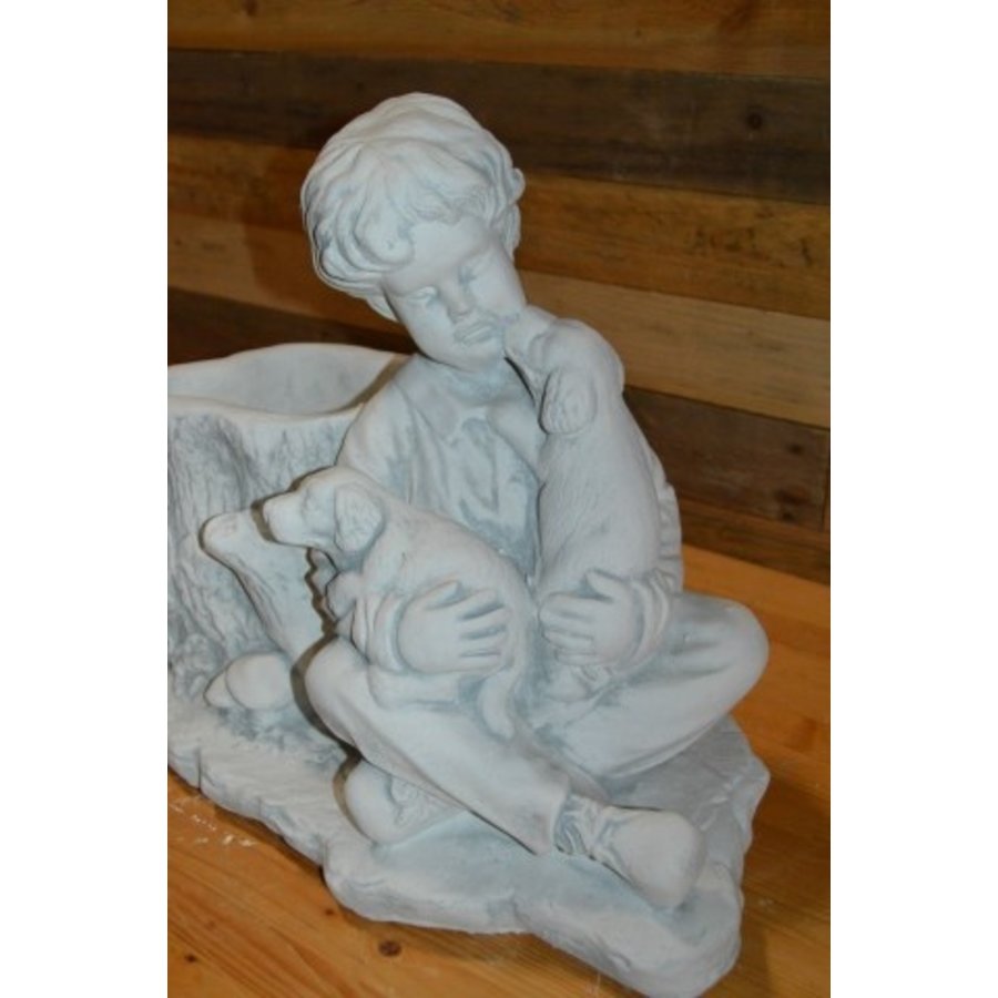 Betonnen beeld jongen met twee honden en plantenbak-1