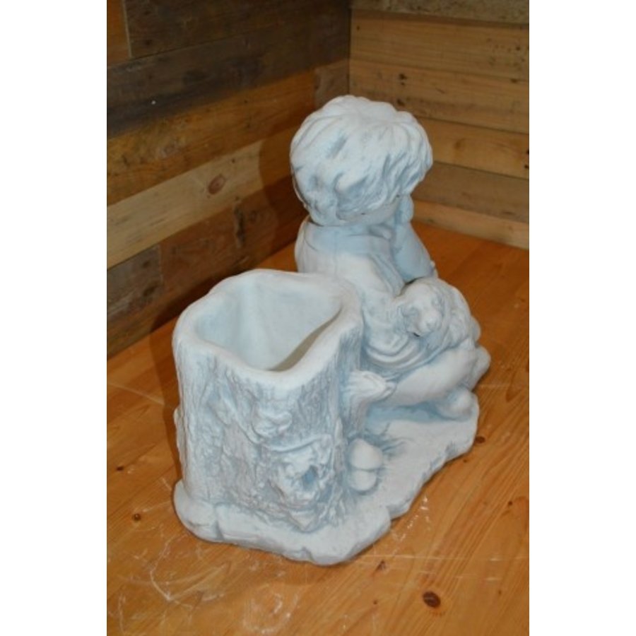 Betonnen beeld jongen met twee honden en plantenbak-3