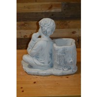 thumb-Betonnen tuinbeeld van jongeman met twee honden op boomstronk – decoratief beeld met plantenbakje-4