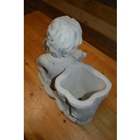 thumb-Betonnen tuinbeeld van jongeman met twee honden op boomstronk – decoratief beeld met plantenbakje-5