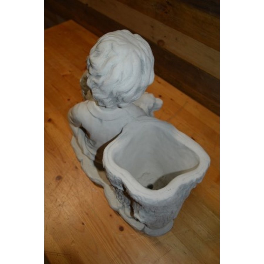 Betonnen beeld jongen met twee honden en plantenbak-5