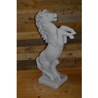 Betonnen tuinbeeld van steigerend paard met lange manen – decoratief beeld voor oprit of manege