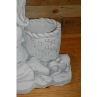 thumb-Betonnen bloembakje van zittend meisje met dieren bij bloemenmand – decoratief tuinbeeld-2