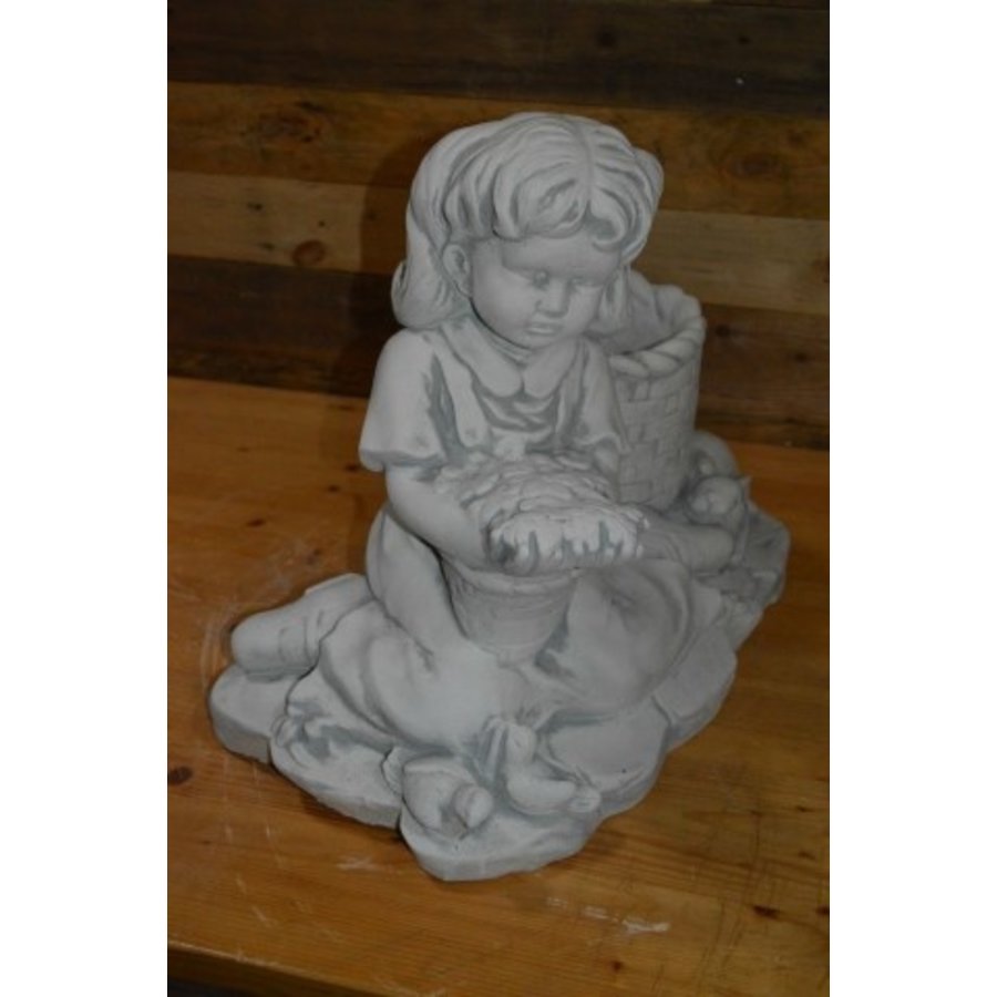 Betonnen bloembakje van zittend meisje met dieren bij bloemenmand – decoratief tuinbeeld-4