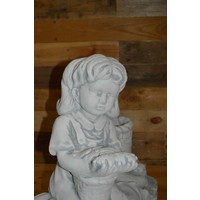 thumb-Betonnen beeld zittend meisje met dieren en bloemenmand bloembak-5