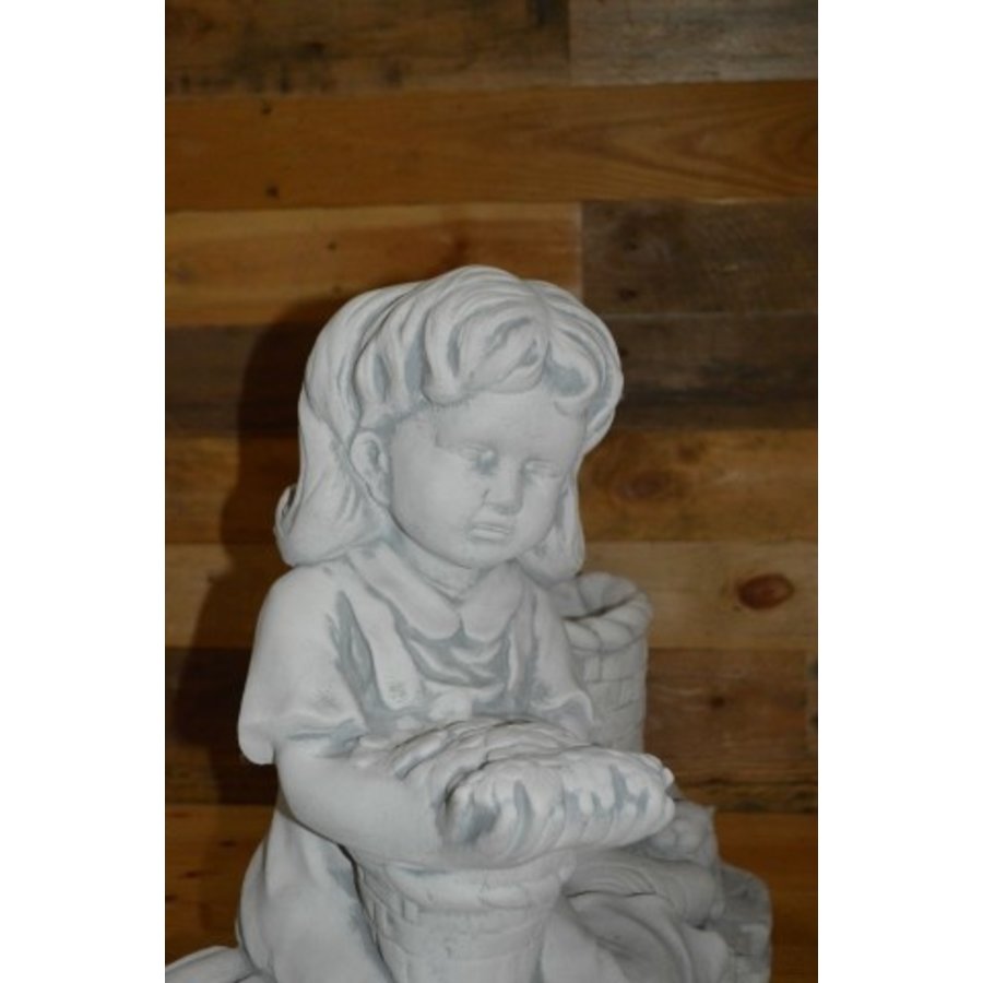 Betonnen bloembakje van zittend meisje met dieren bij bloemenmand – decoratief tuinbeeld-5