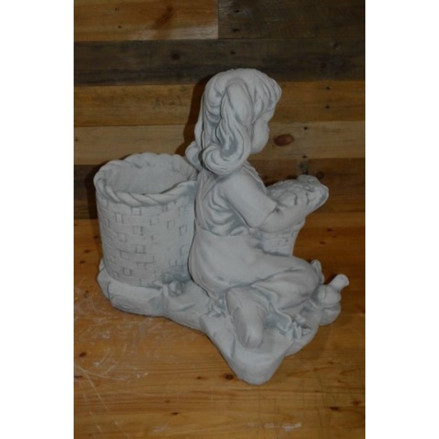 Betonnen beeld zittend meisje met dieren en bloemenmand bloembak-6