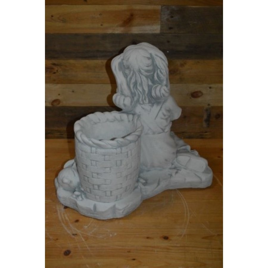 Betonnen bloembakje van zittend meisje met dieren bij bloemenmand – decoratief tuinbeeld-7