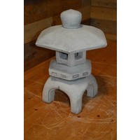 Betonnen Japans huisje op poten – decoratief tuinbeeld voor bij vijver of tuinpad