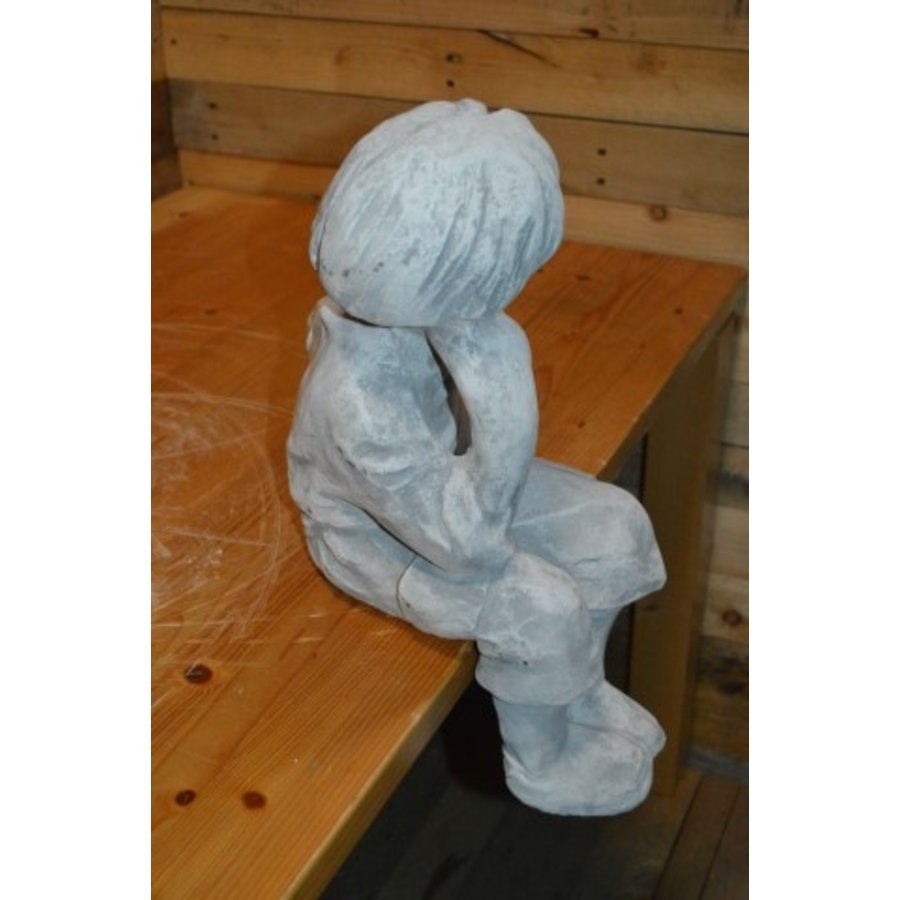 Zittend boeren jongetje – decoratief betonnen tuinbeeld voor vijverrand of bloembak-3