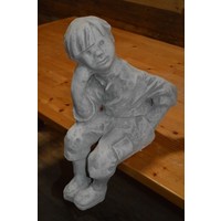 thumb-Zittend boeren jongetje – decoratief betonnen tuinbeeld voor vijverrand of bloembak-1