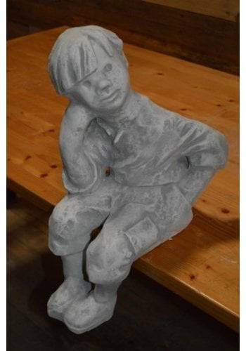 Betonnen beeld boeren jongetje 