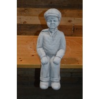 thumb-Boertje zittend op rand of kar – decoratief betonnen tuinbeeld-2