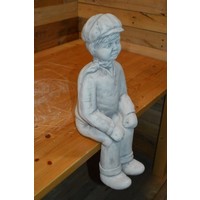 thumb-Boertje zittend op rand of kar – decoratief betonnen tuinbeeld-3